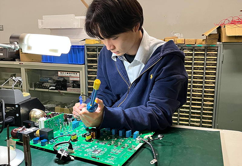 基板を改造するためにはんだ付けを行っています。