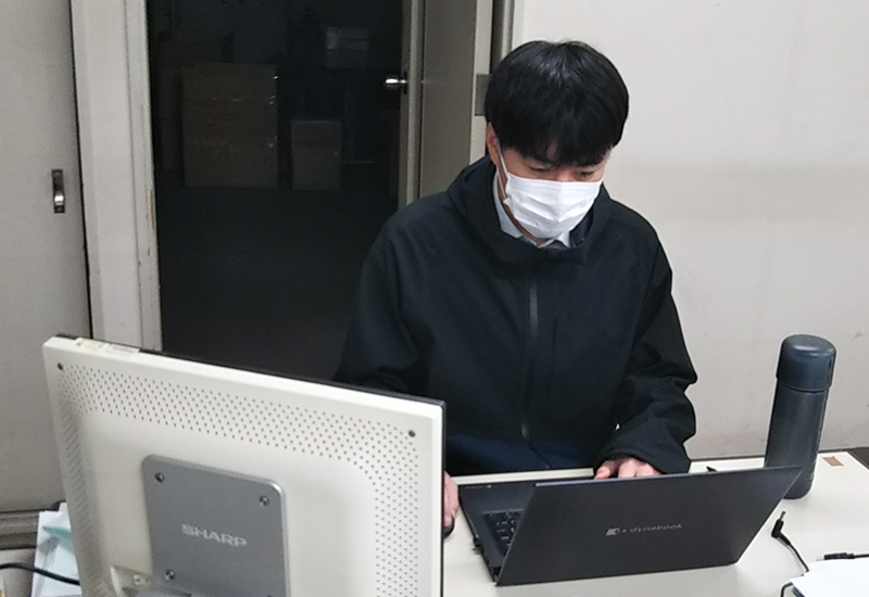 PCで実験データを整理し、報告書にまとめている